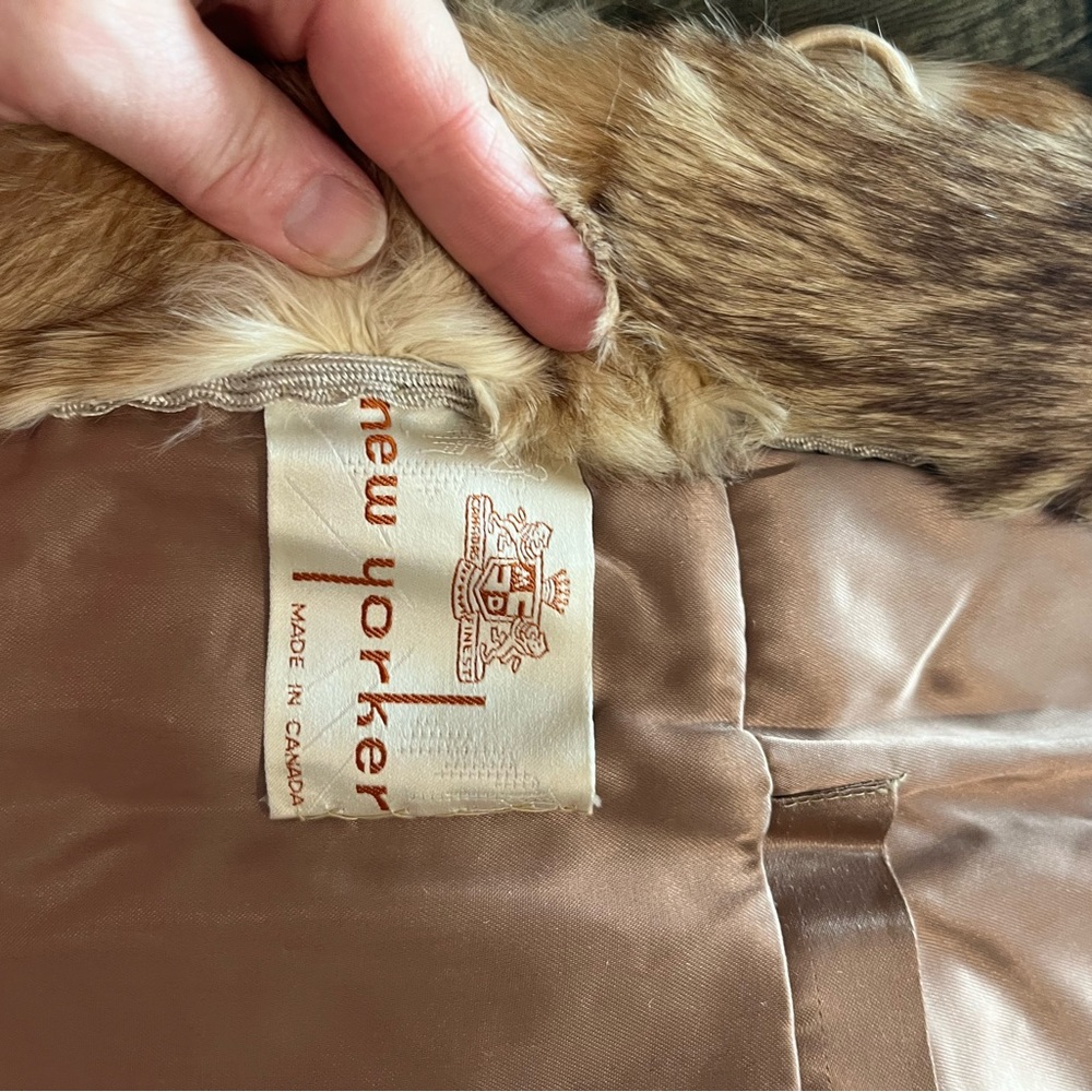Luxurious Fur Coat with Double-Breasted Design - Picture 7 of 16